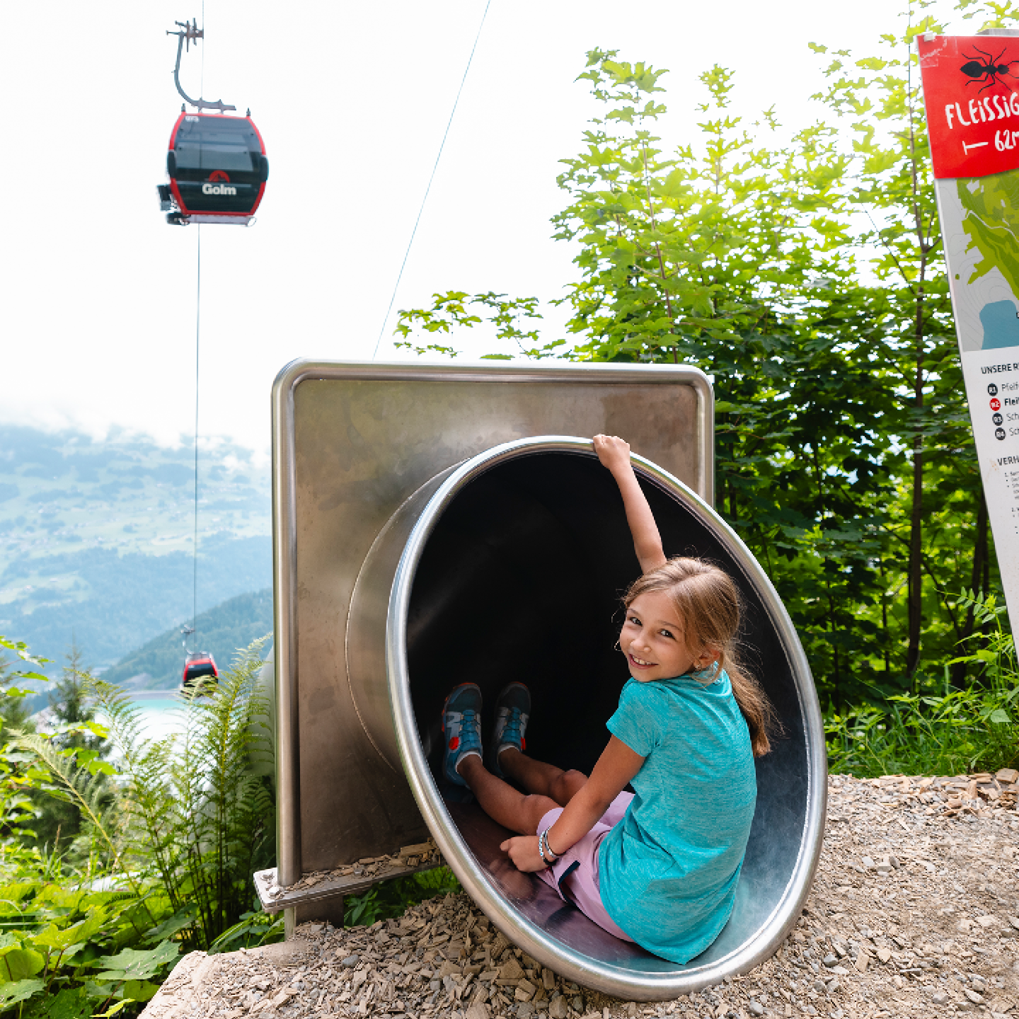 Kind in Rutsche am Berg